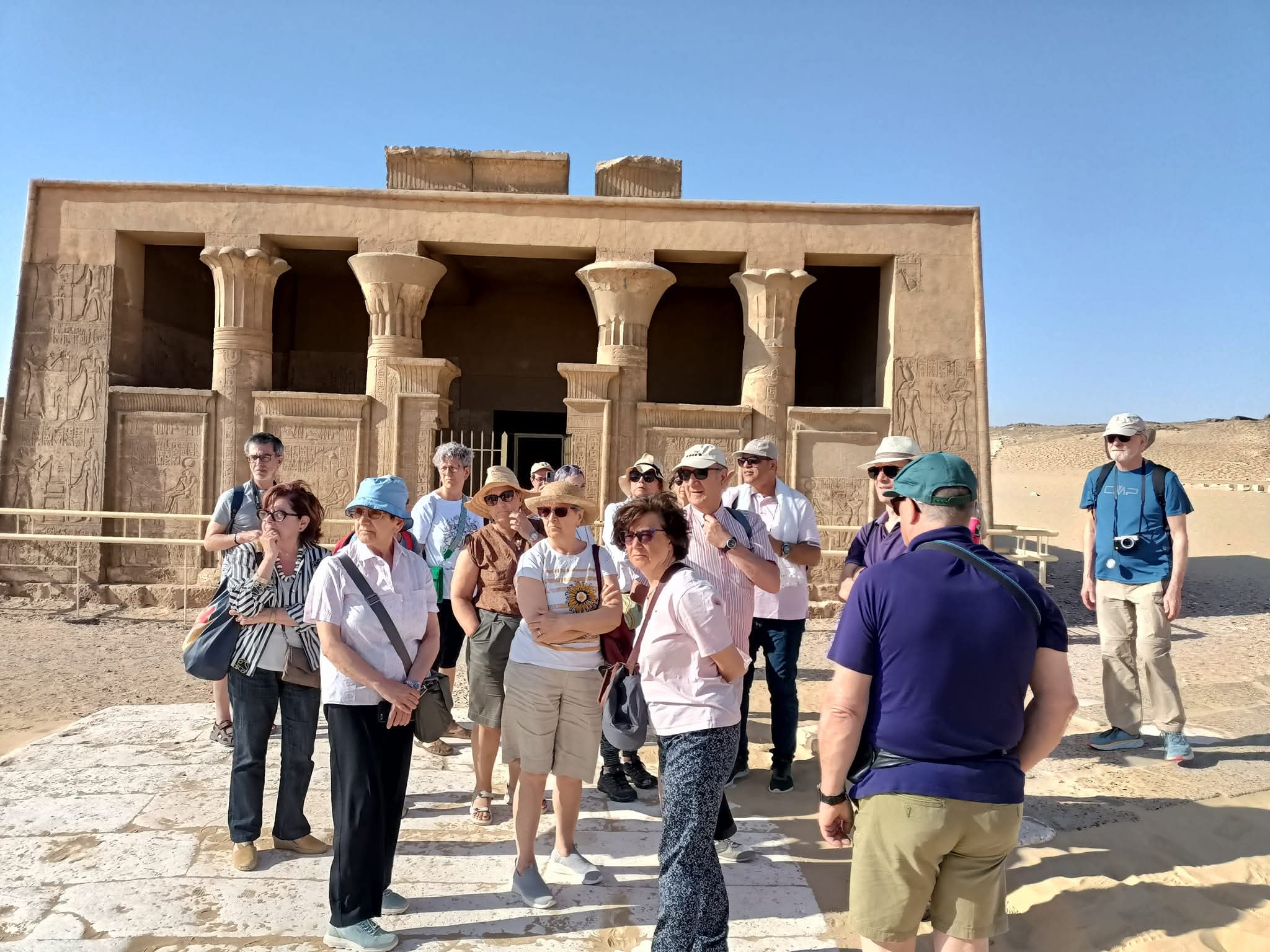 معبد بيتزيروس من الخارج