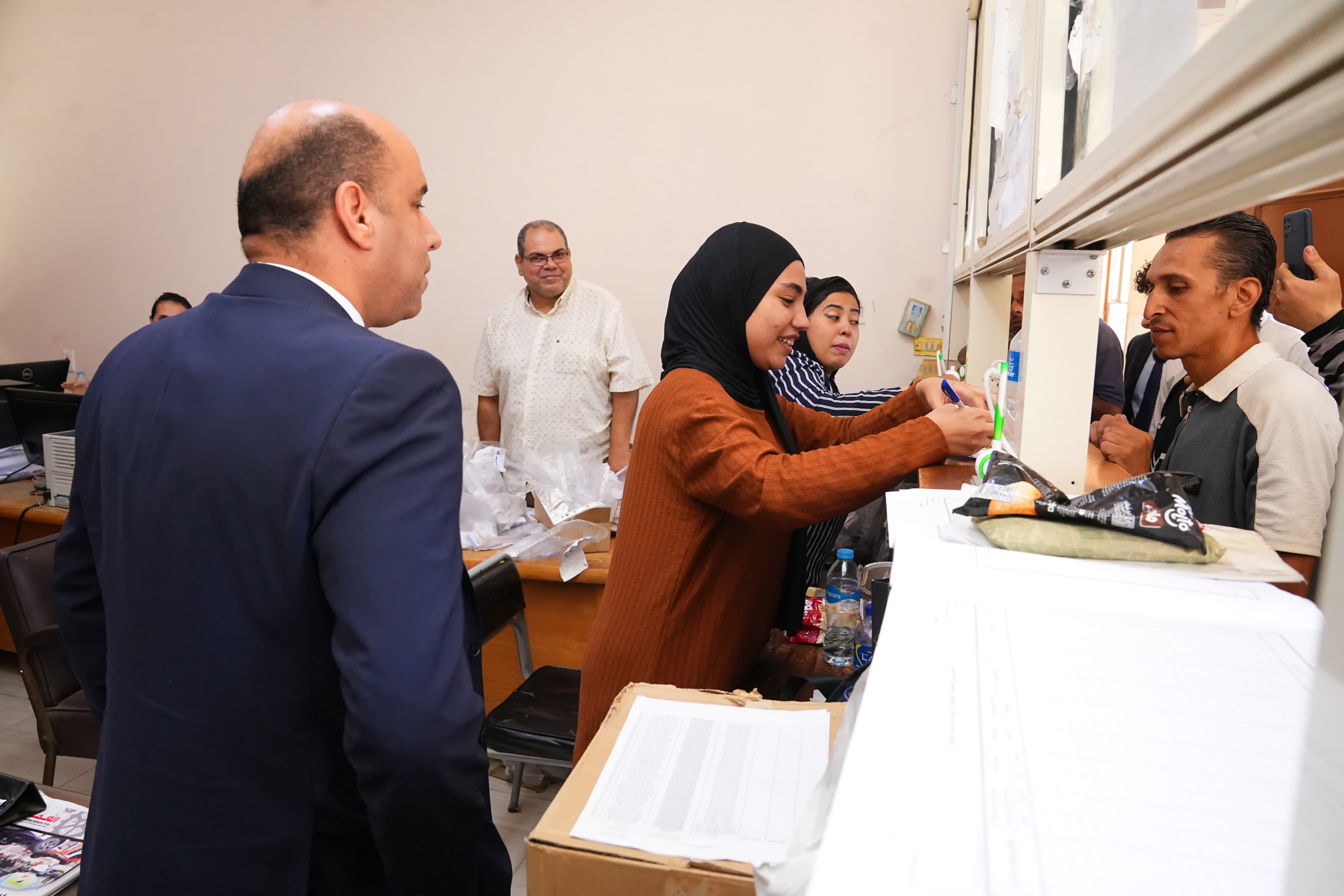 وزير العمل يتابع تقديم الخدمة للمواطنين