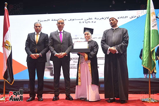 جانب من تكريم الأوائل جانب من تكريم الأوائل
