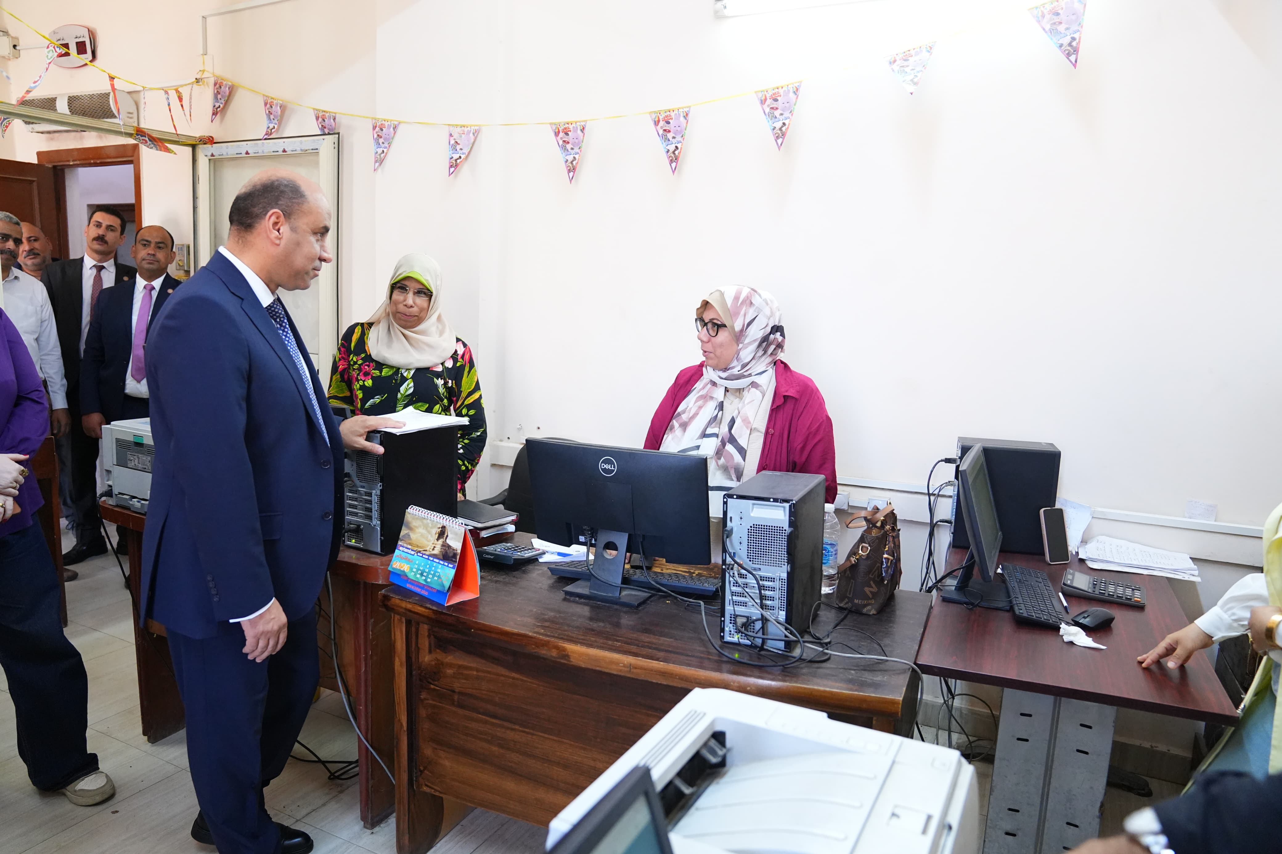 جانب من جولة وزير العمل