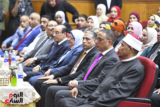 أوائل الطلاب ومحافظ الجيزة خلال الحفل أوائل الطلاب ومحافظ الجيزة خلال الحفل