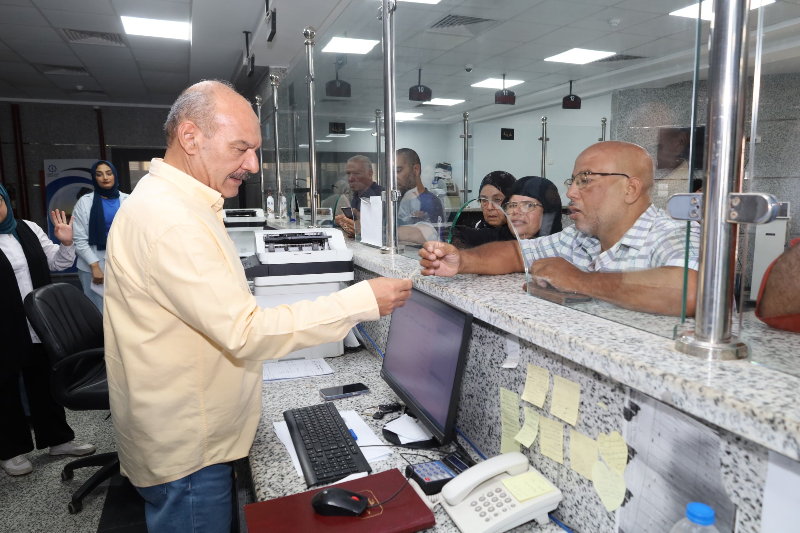 محافظ السويس يتابع شكاوى المواطنين بالمركز التكنولوجى محافظ السويس يتابع شكاوى المواطنين بالمركز التكنولوجى
