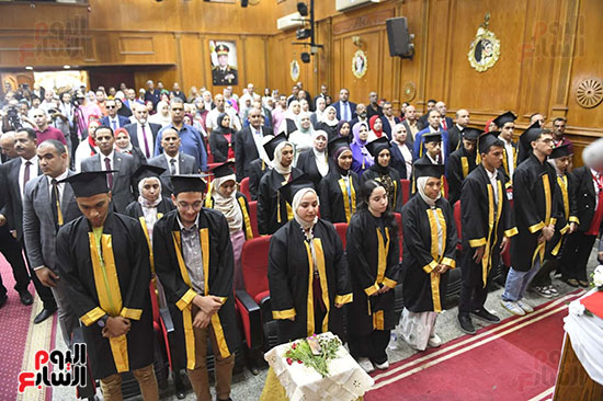 تواجد أوائل الطلاب خلال حفل التكريم تواجد أوائل الطلاب خلال حفل التكريم
