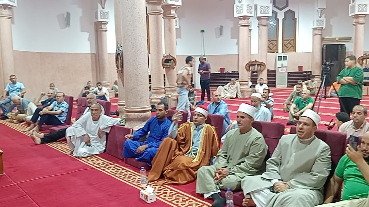 الحضور خلال الاحتفال بمولد الهادي بمسجد الملك