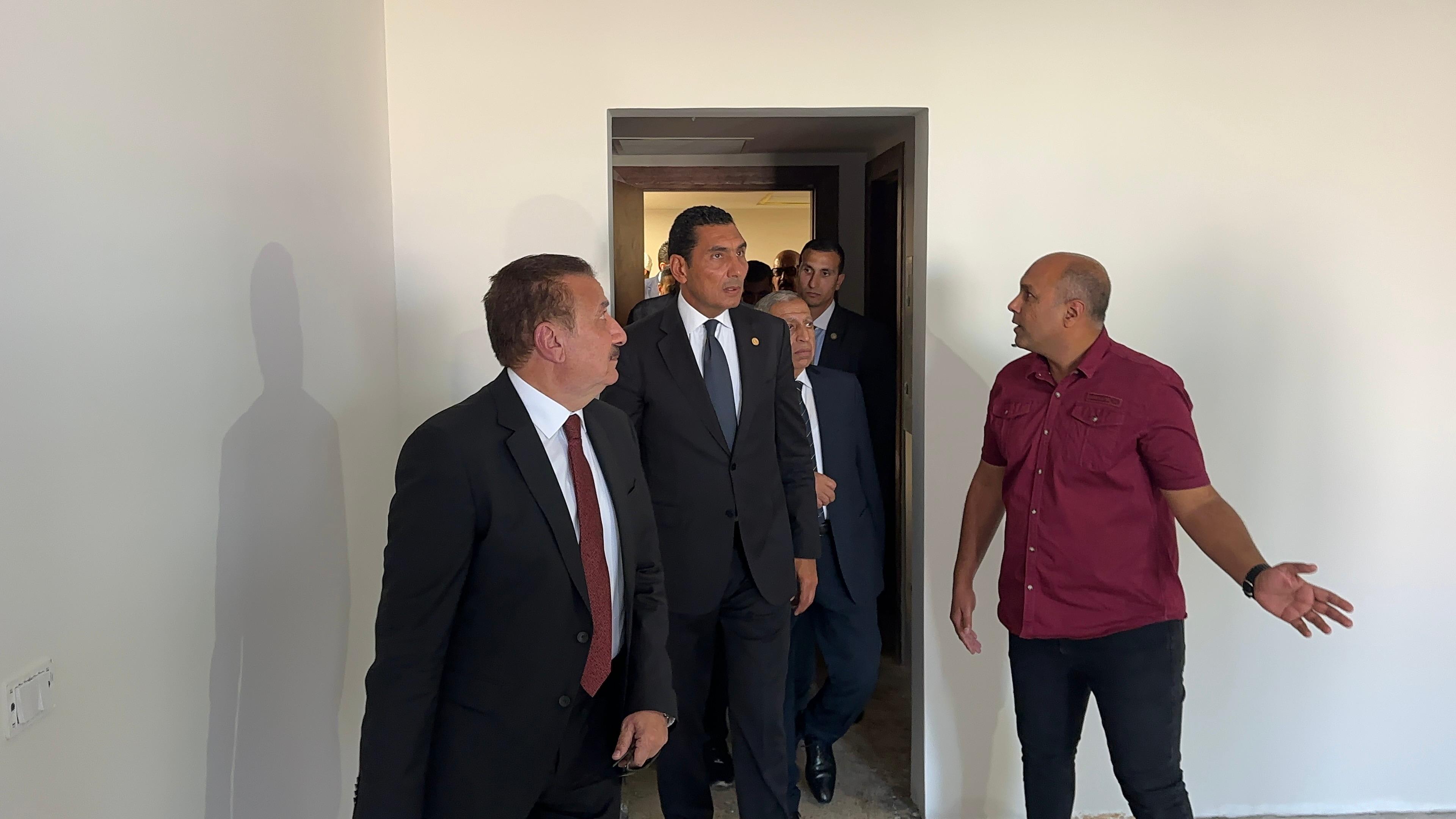 الوزير يتفقد الفندق الوزير يتفقد الفندق