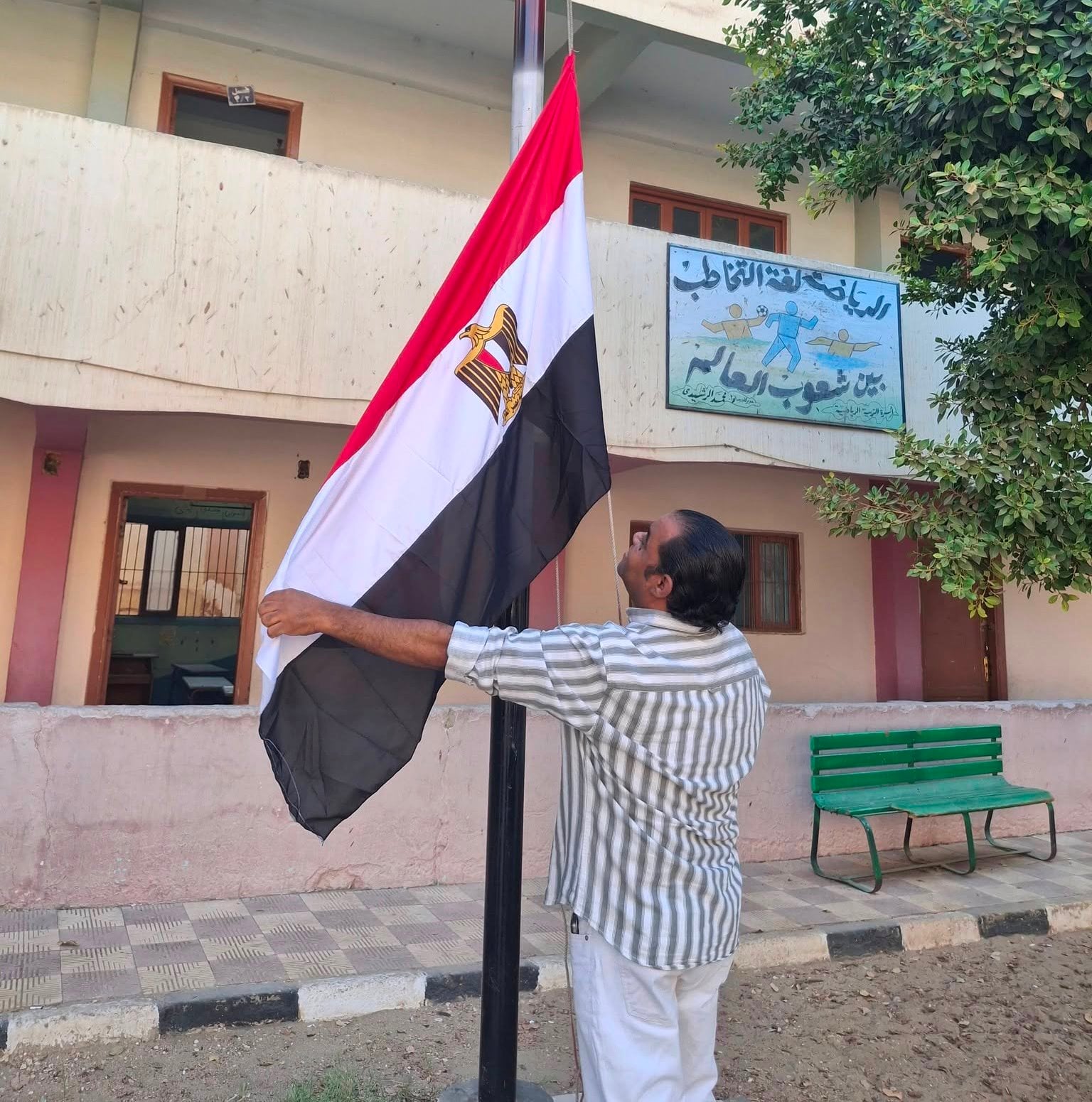 تجميل أعلام مصر داخل المدارس قبل العام الجديد تجميل أعلام مصر داخل المدارس قبل العام الجديد