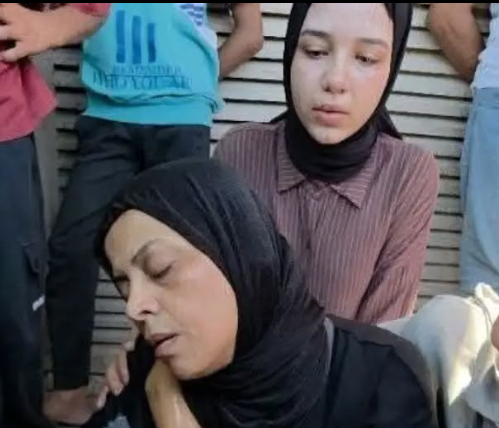 أم تيم خلال تشييع جثمانه