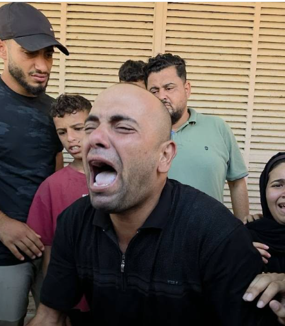 خال الطفل يصرخ خلال تشييع جثمان تيم