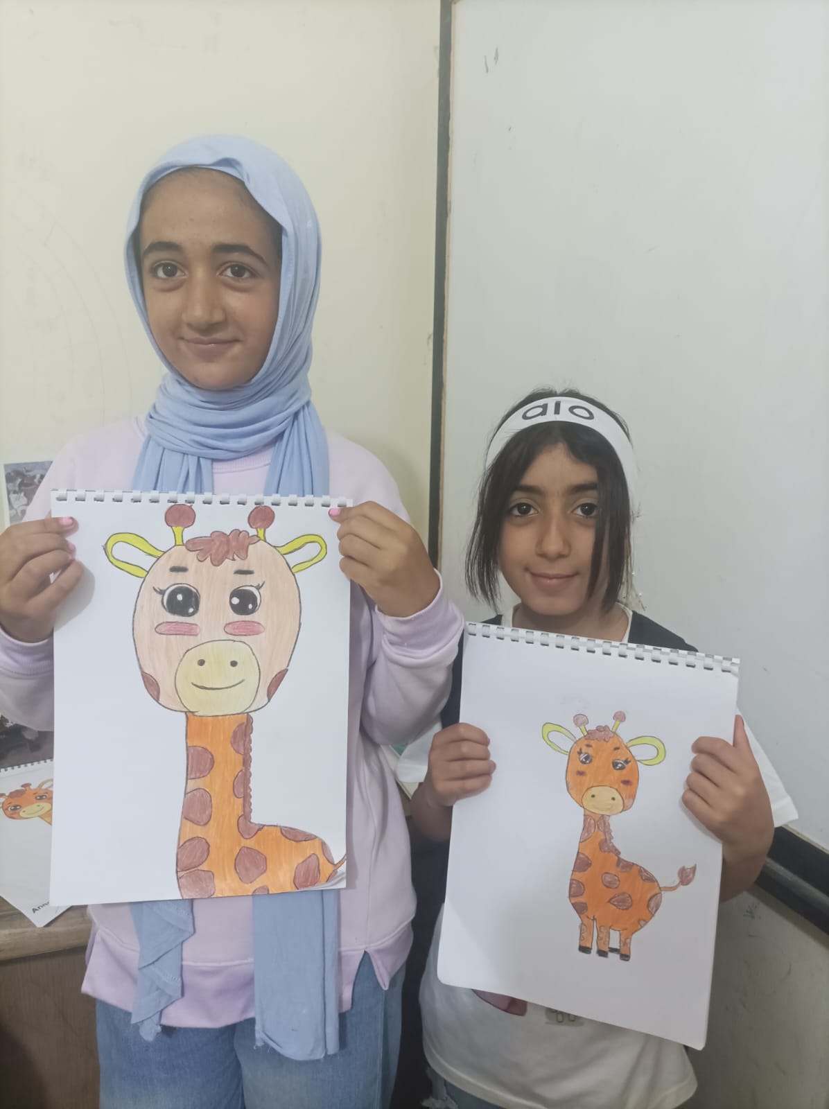 الطفلتان اسماء بكري ونور الهدي بكري تعلمتا الرسم