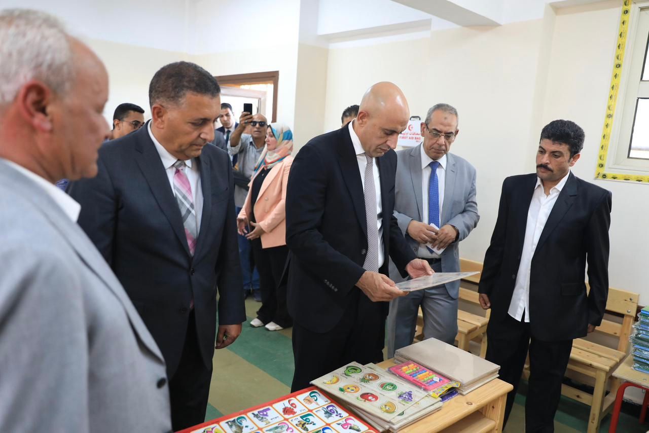 وزير التعليم يشدد على تسليم الكتب للطلاب في موعدها