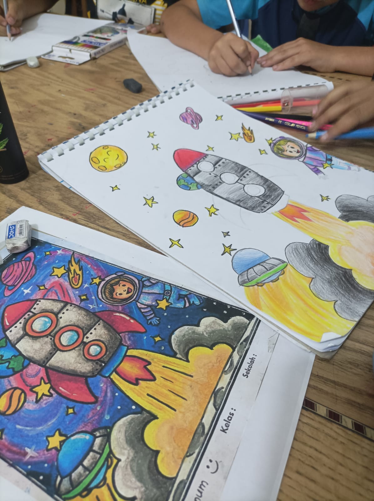 الأطفال خلال تعلمهم الرسم