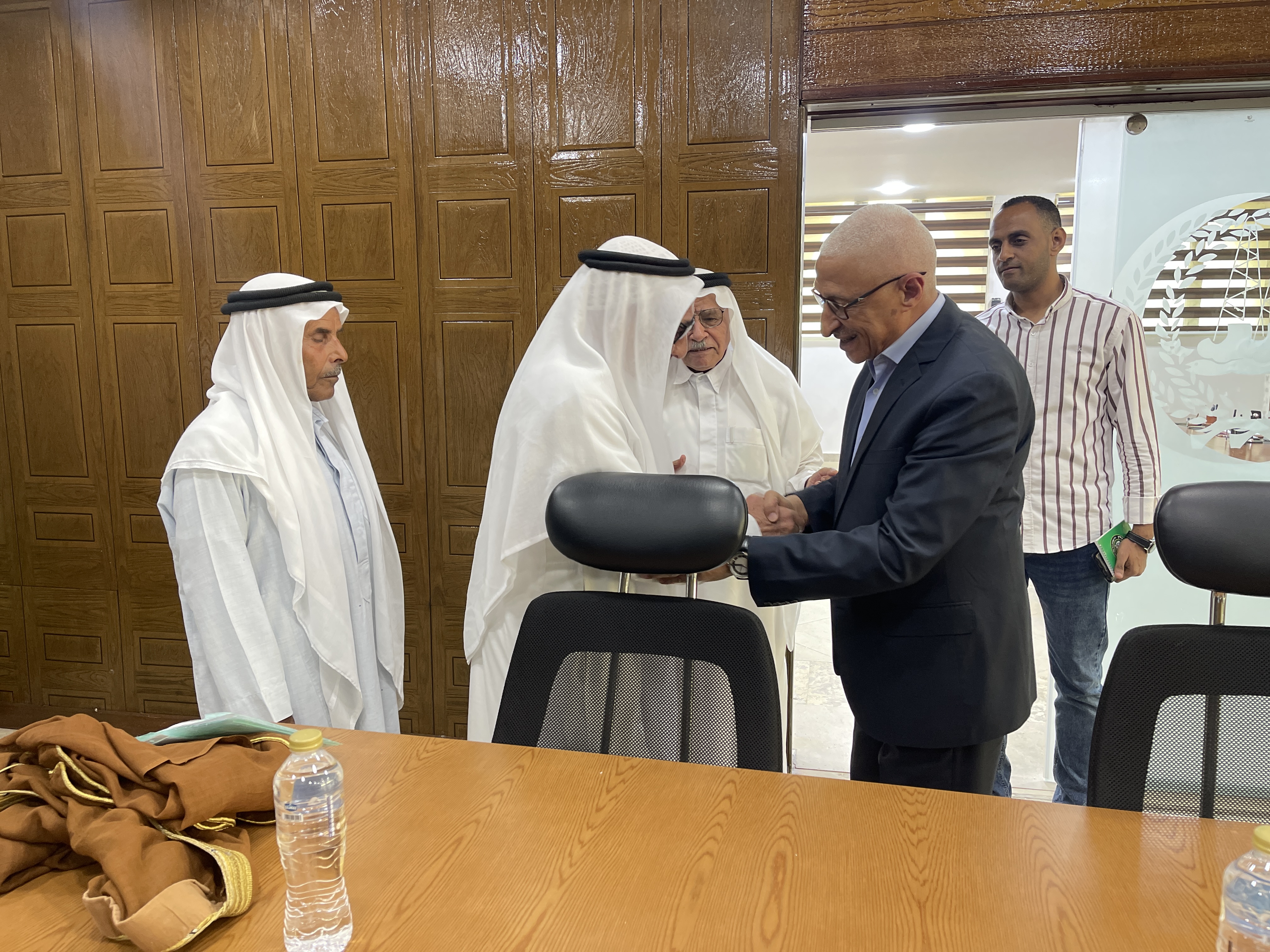 حديث ودي بين المحافظ واحدي مجاهدي سيناء