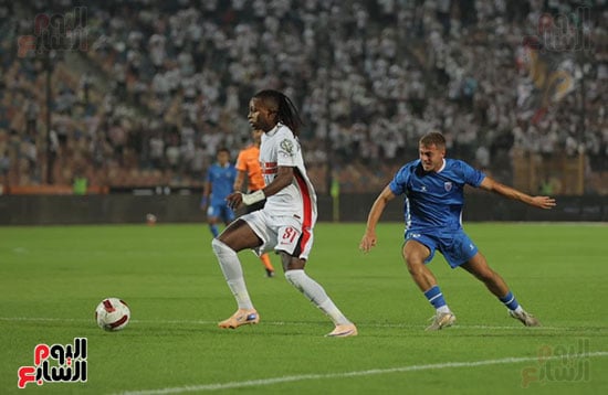 شيكو بانزا يمر من مدافع بتروجيت