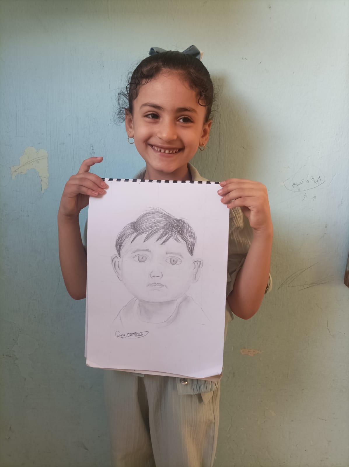 الطفلة رانيا جمعة موهوبة في الرسم