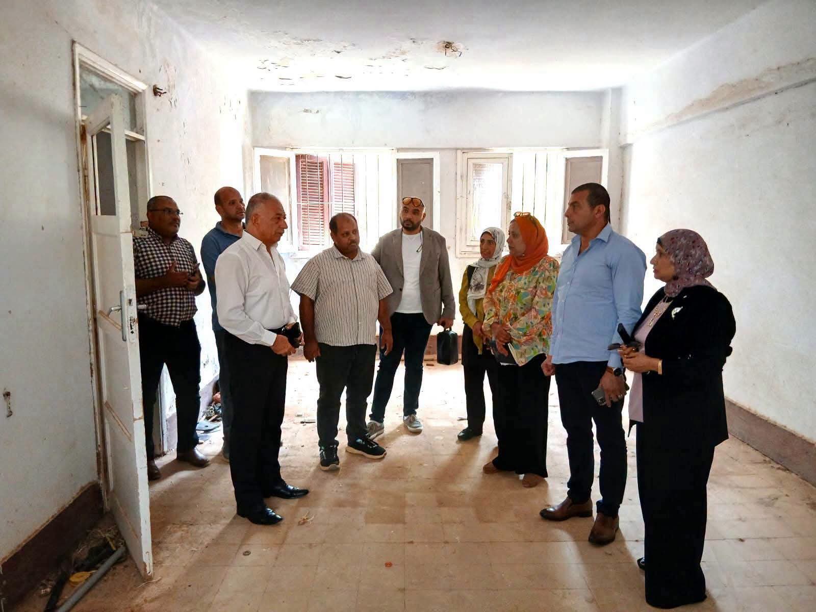 المحافظ تتفقد موقع مدرسة التمريض بالداخلة