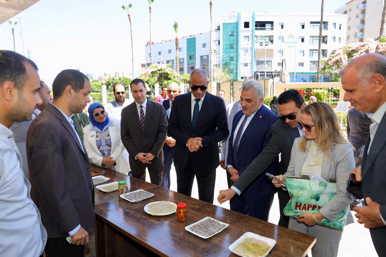 محافظ كفر الشيخ يتفقد منتجات الاسملك
