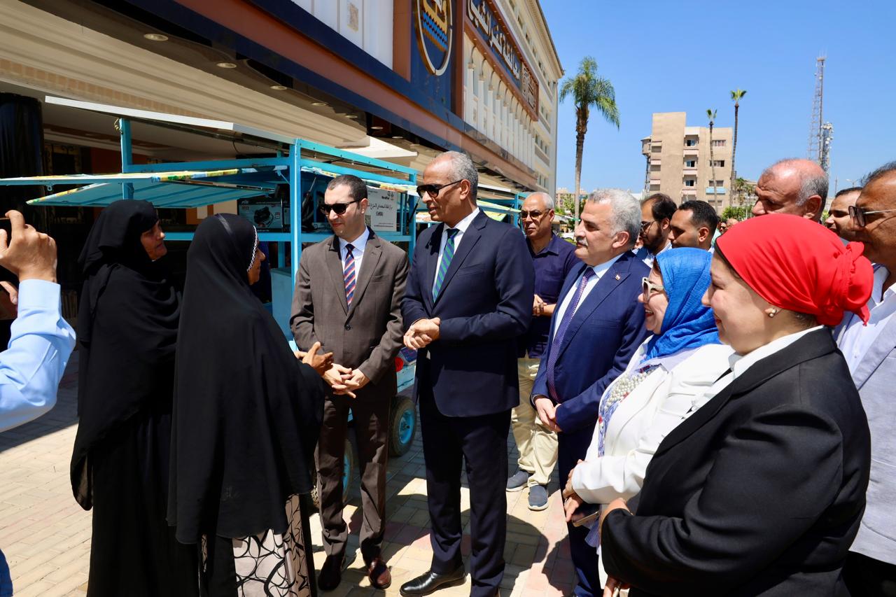 محافظ كفر الشيخ يستمع للصيادات