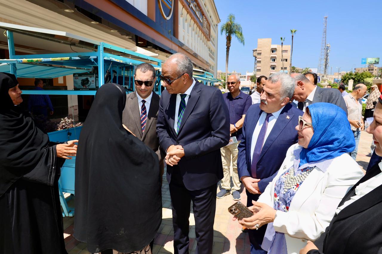 تسليم عدد من العربات الحديثة التي تعمل بالطاقة الشمسية لتجهيز وتداول الأسماك