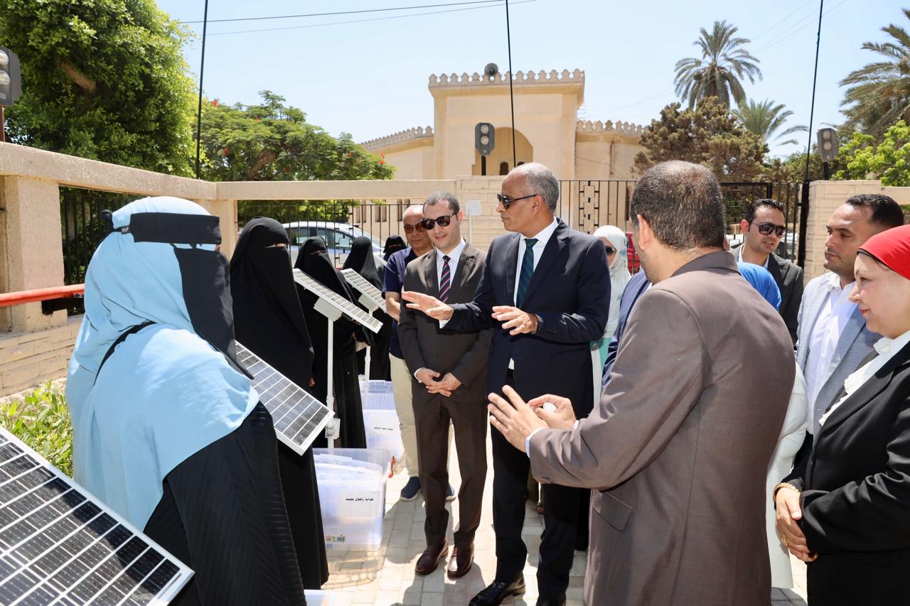 محافظ كفر الشيخ يستمع لعدد من السيدات