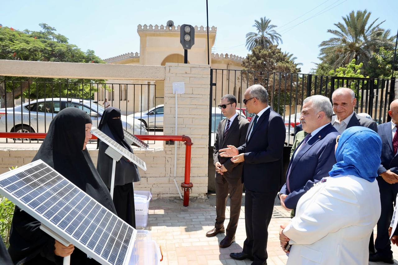 محافظ كفر الشيخ يشيد بالصيادات