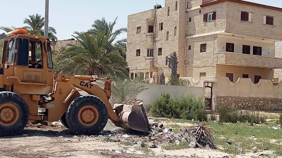معدات تواصل العمل ليل ونهار لتطهير المدينة من القمامة