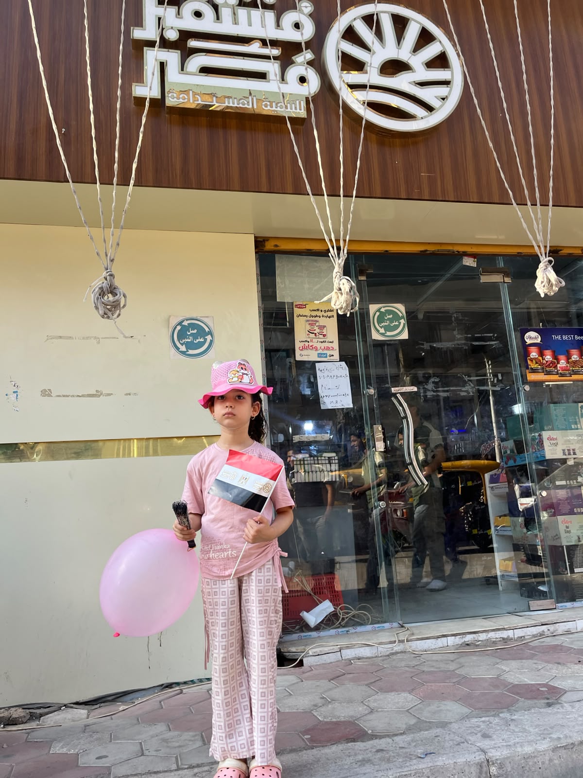 طفلة تحمل هدايا المهرجان