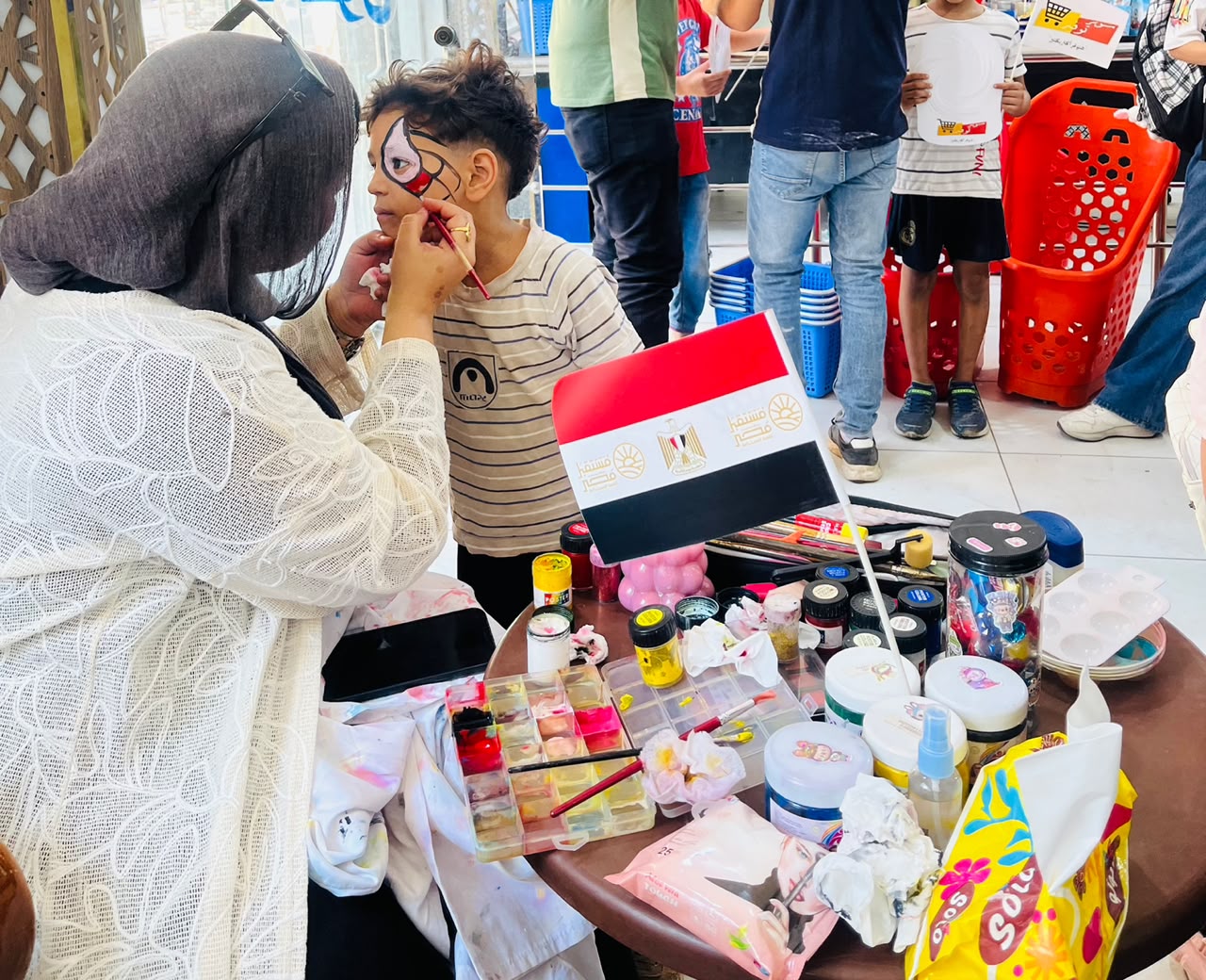 طفل يختار الرسمه علم مصر وشعار المهرجان