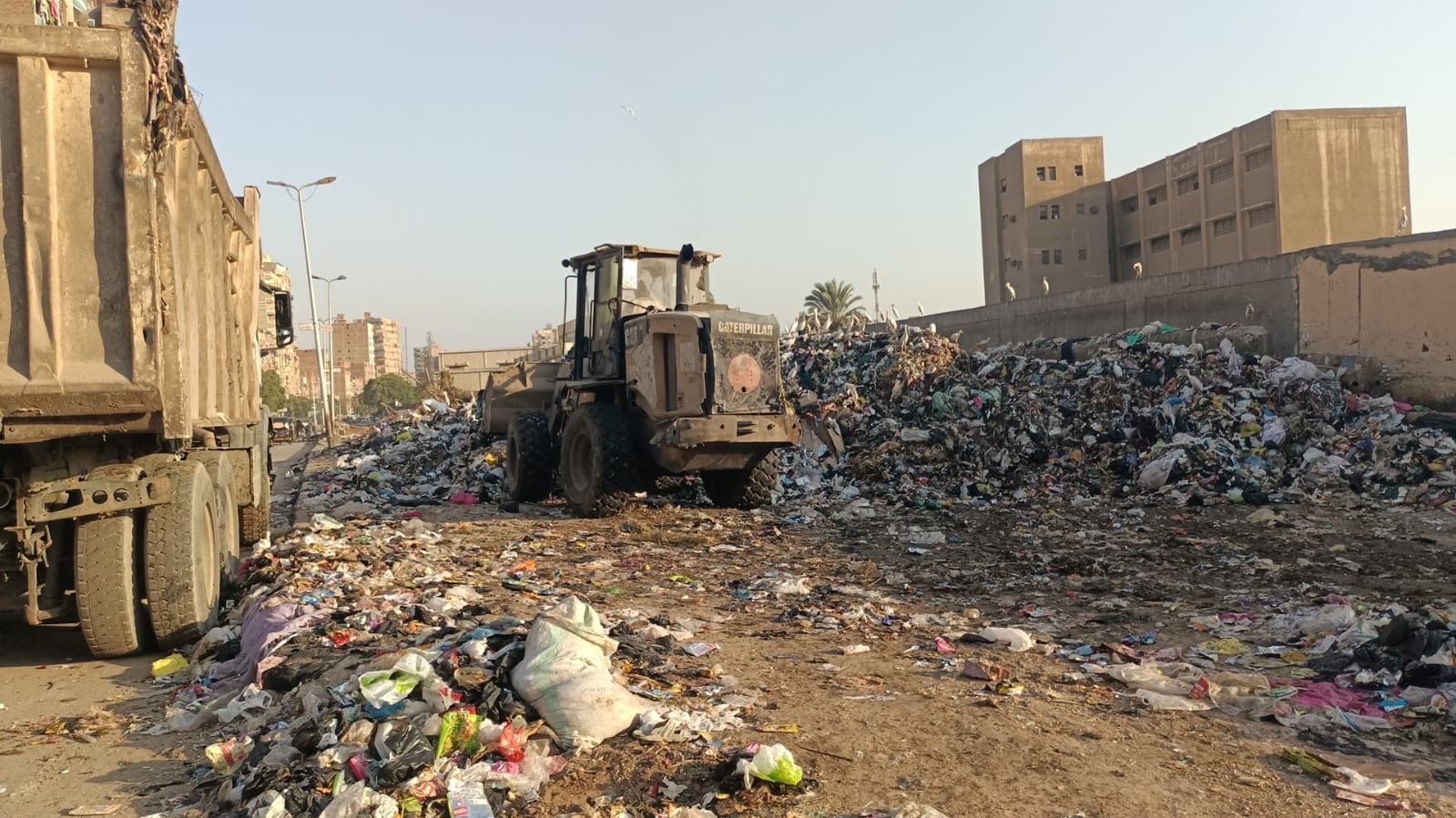 رفع تجمعات القمامة بشارع المصرف رفع تجمعات القمامة بشارع المصرف