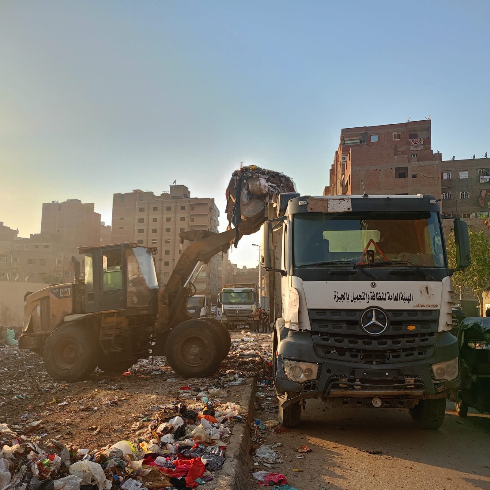 حملة لرفع تجمعات القمامة بشارع المصرف فى بولاق الدكرور حملة لرفع تجمعات القمامة بشارع المصرف فى بولاق الدكرور