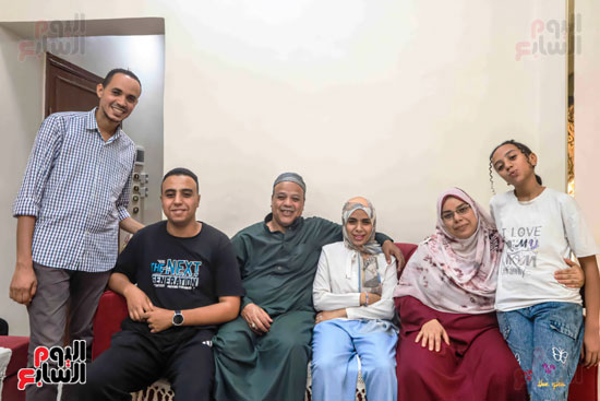 الطالبة-فاطمة-مع-أسرتها_1
