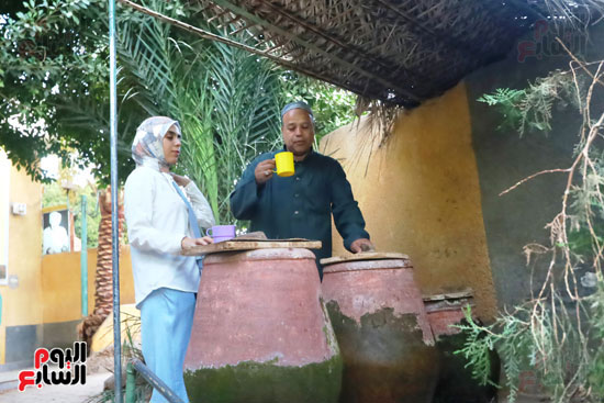 الطالبة-ووالدها-يشربان-المياه