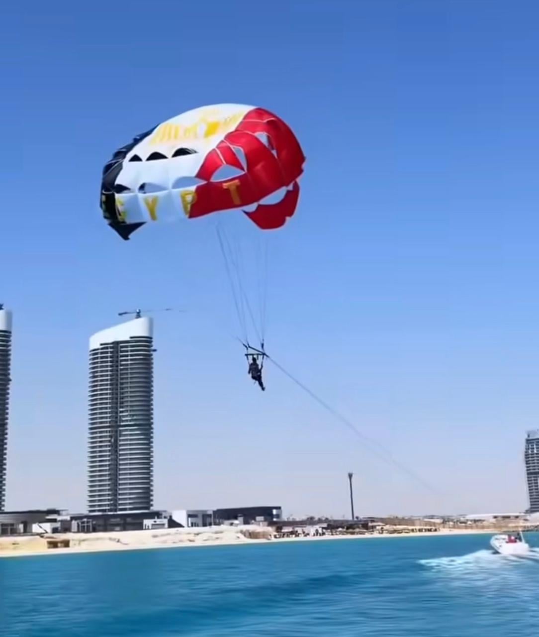 اجواء المغامرة على شواطئ العلمين اجواء المغامرة على شواطئ العلمين