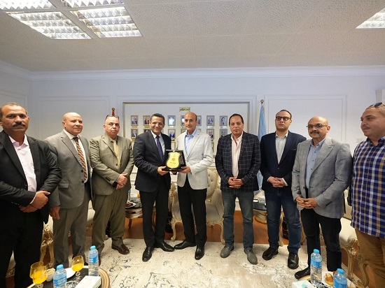  محافظ أسيوط يستقبل خالد البلشي وأعضاء مجلس النقابة (1)