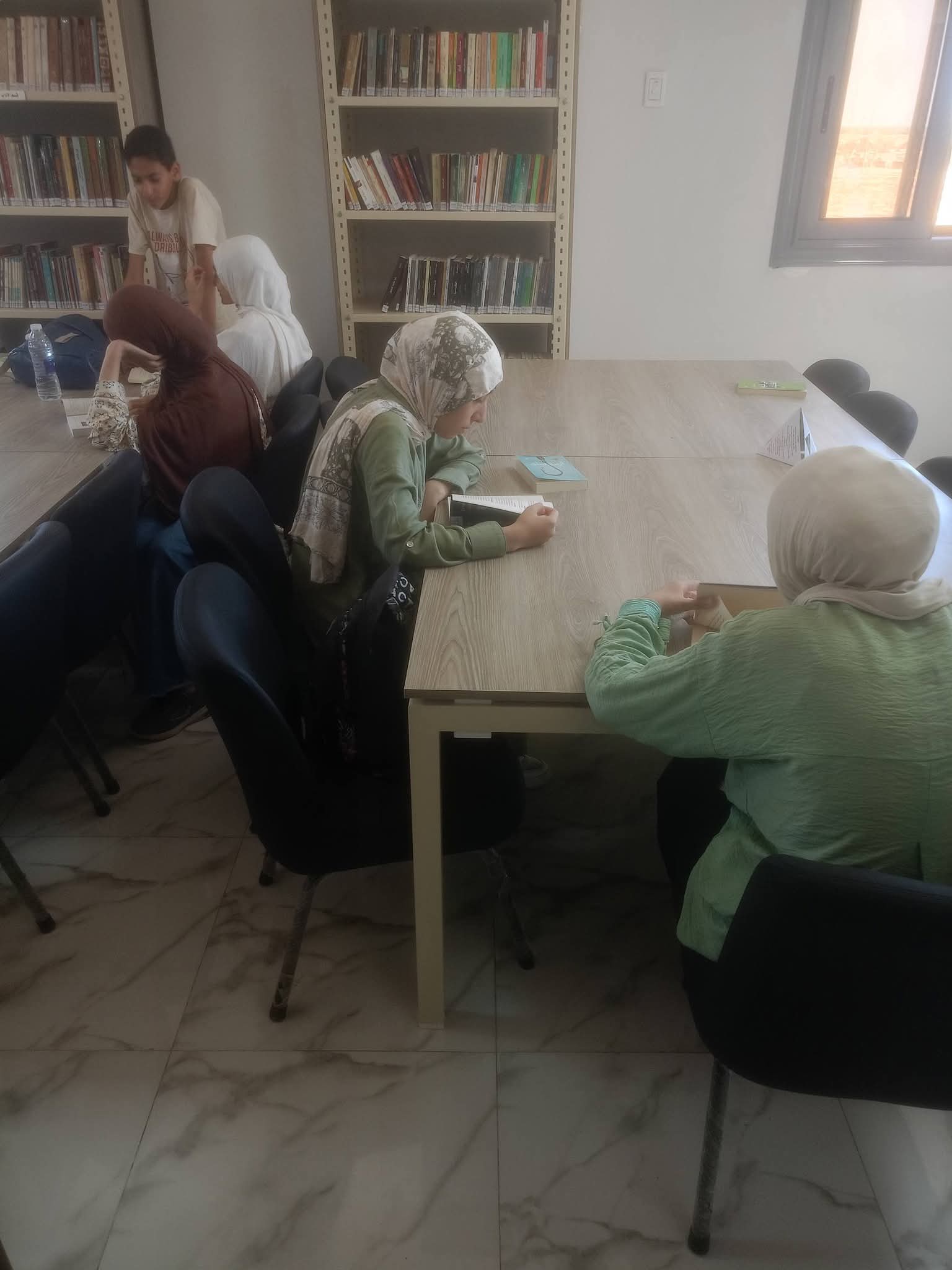 جانب من مطالعة الكتب بالمكتبة
