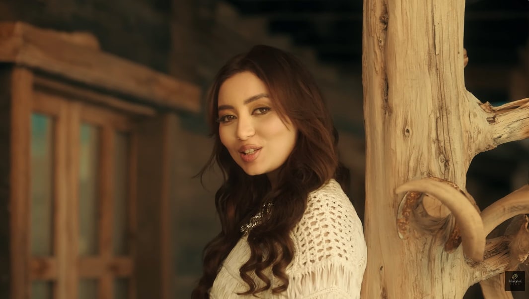 كليب آلاء أيوب تطرح "أنا جنبك" للمخرجة بتول عرفة