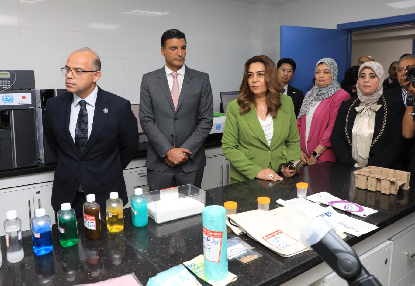 الوزراء يتفقدون معامل الرقابة على الصادرات الوزراء يتفقدون معامل الرقابة على الصادرات