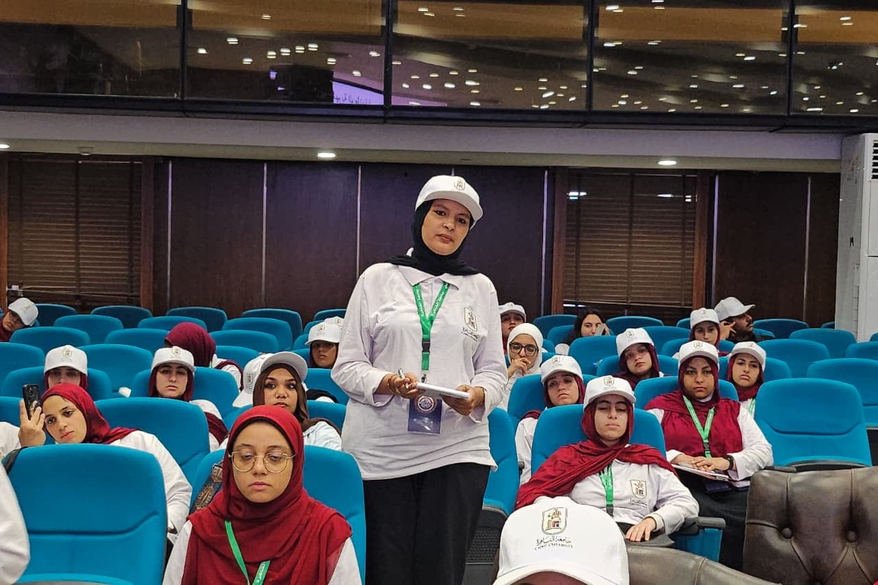 احدى الطالبات تتحدث احدى الطالبات تتحدث