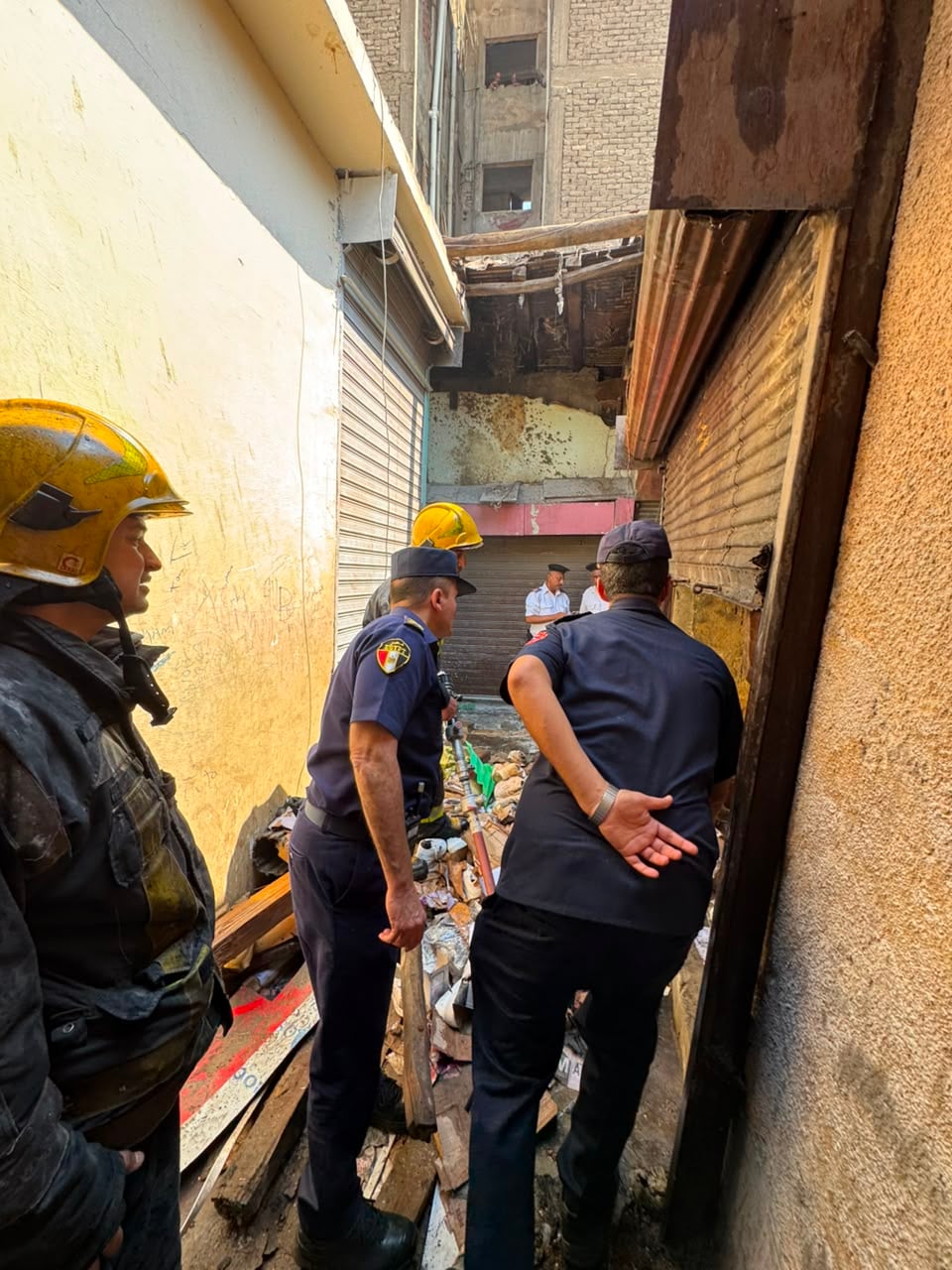 السيطرة على حريق محل أحذية السيطرة على حريق محل أحذية