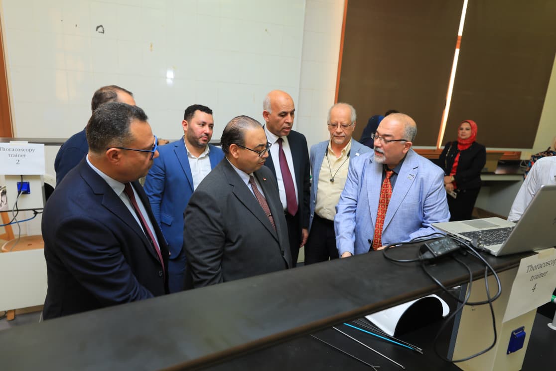 رئيس جامعة كفر الشيخ يتفقد المعامل بكلية الطب