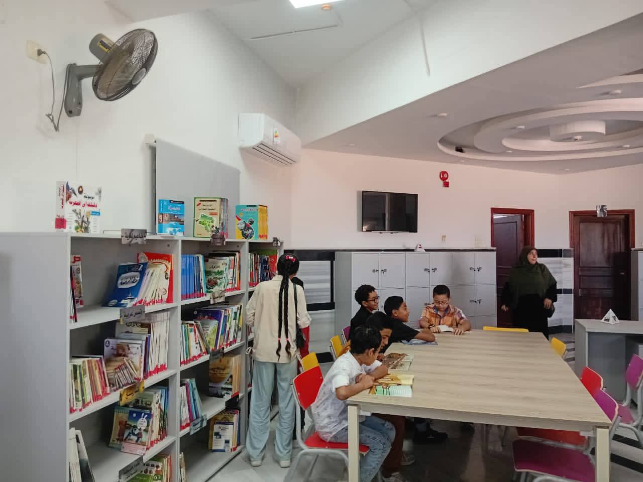 الأطفال يستمتعون بقراءة القصص بالمكتبة