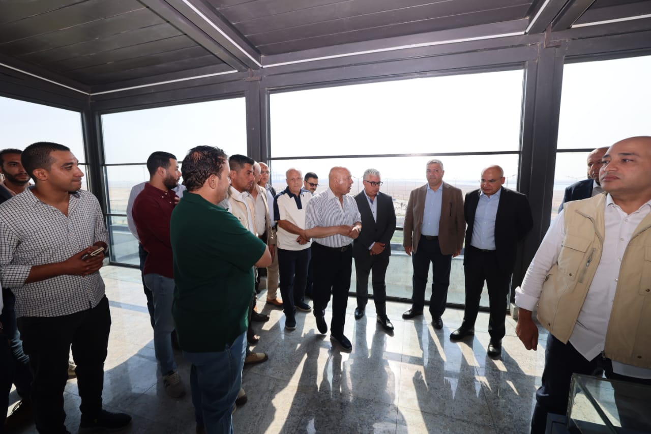 وزير النقل يتفقد ميناء السخنة (2)