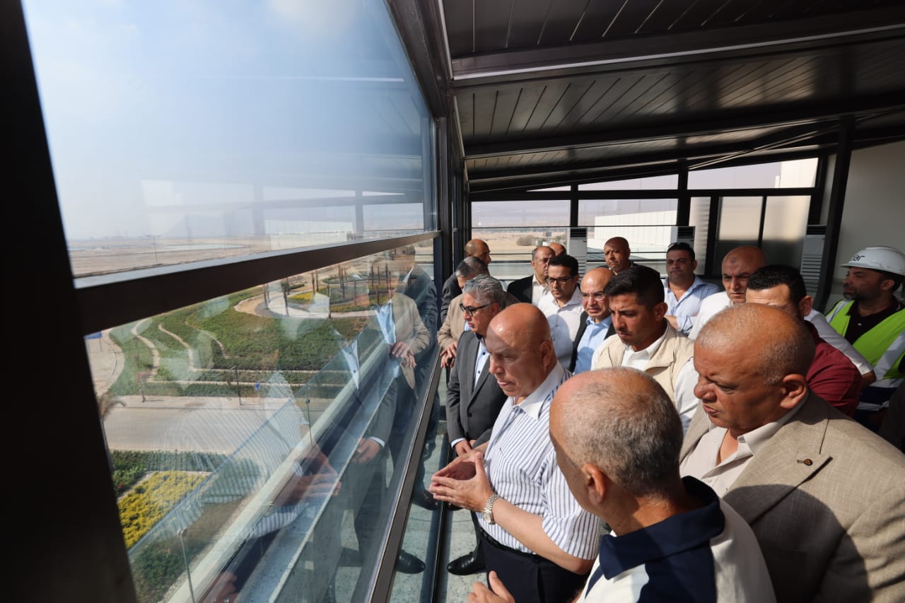 وزير النقل يتفقد ميناء السخنة