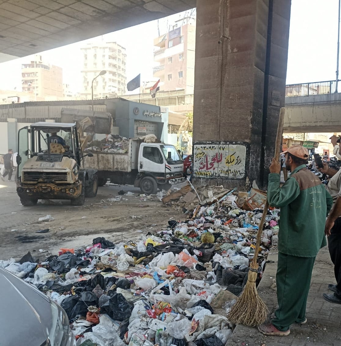 رفع تجمعات القمامة بمنطقة ترعة الزمر بالعمرانية