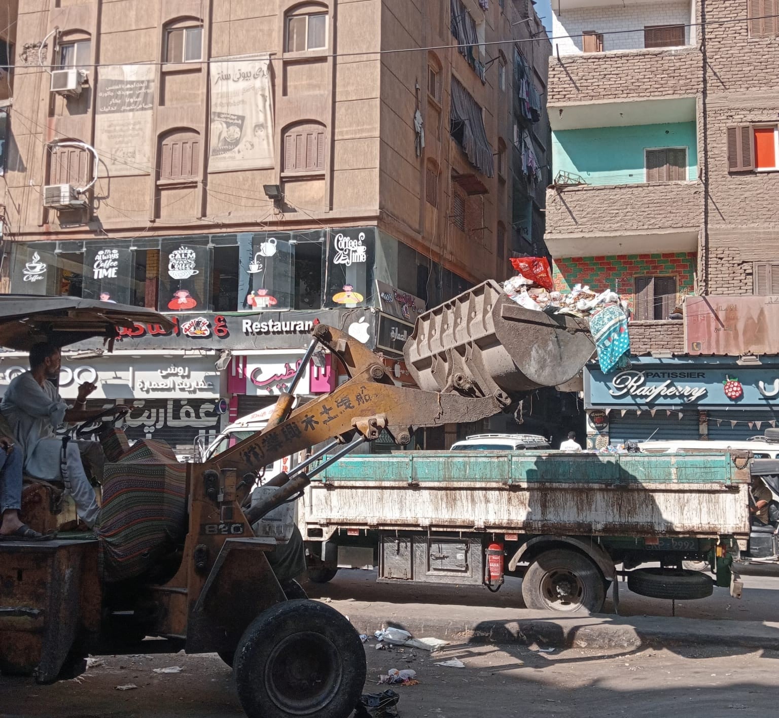 رفع تجمعات القمامة بشارع بشتيل بحي المنيرة الغربية