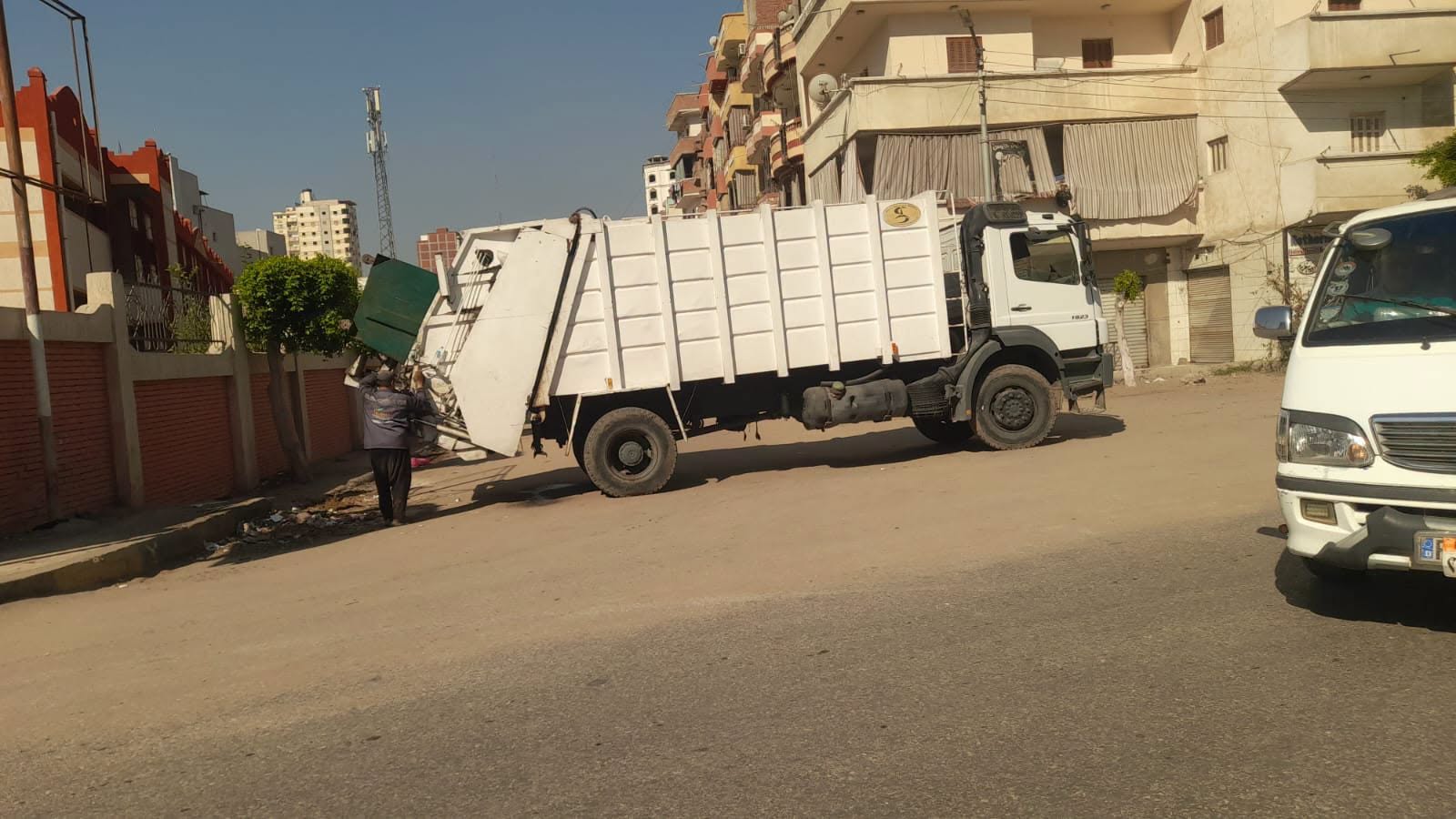 تفريغ صناديق القمامة
