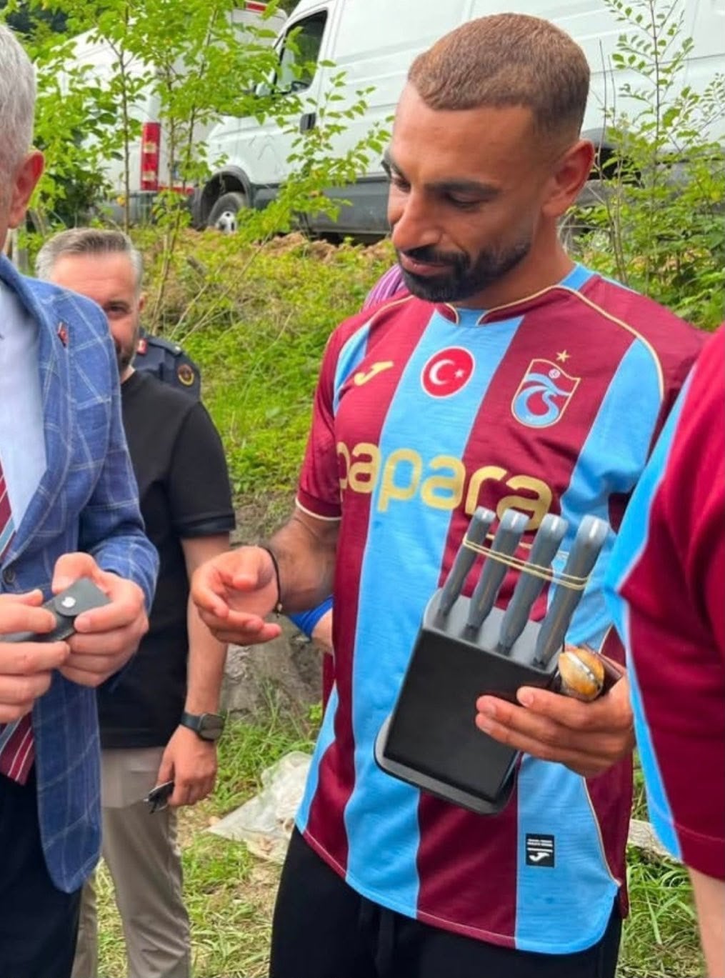محمد صالاح يتلقى هدية غريبة