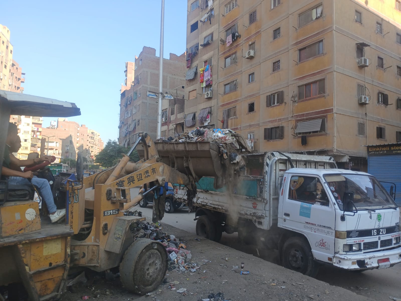 رفع تجمعات القمامة بالشوارع