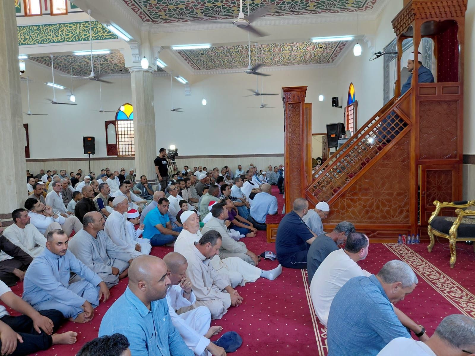 الحضور خلال شعائر صلاة الجمعة