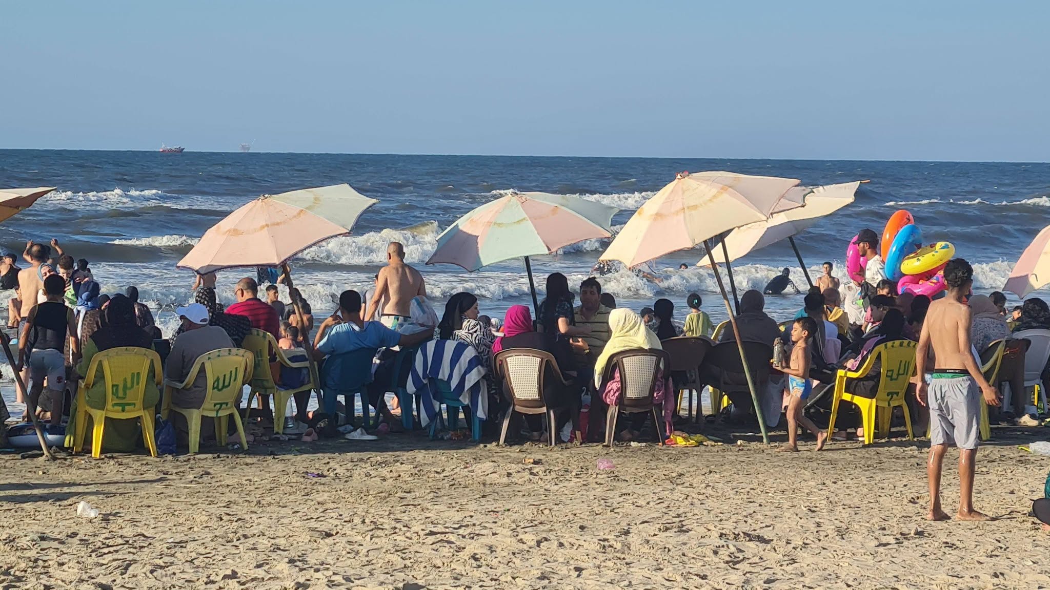 الاحتماء بالشماسي  من حرارة الطقس