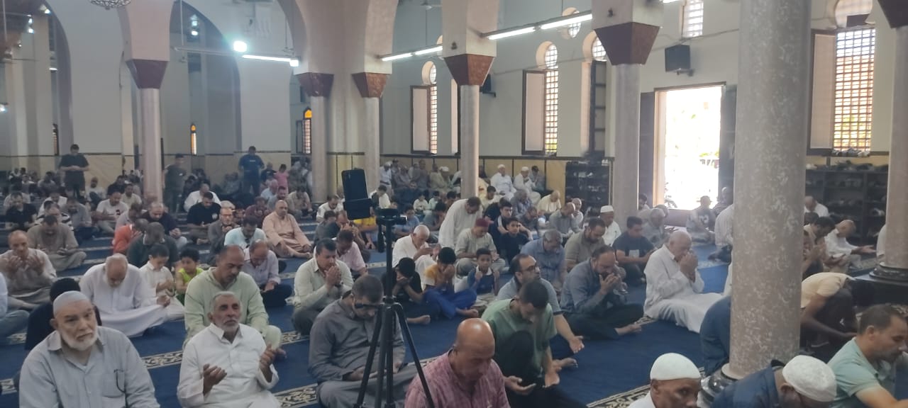 الحضور خلال خطبة الجمعة